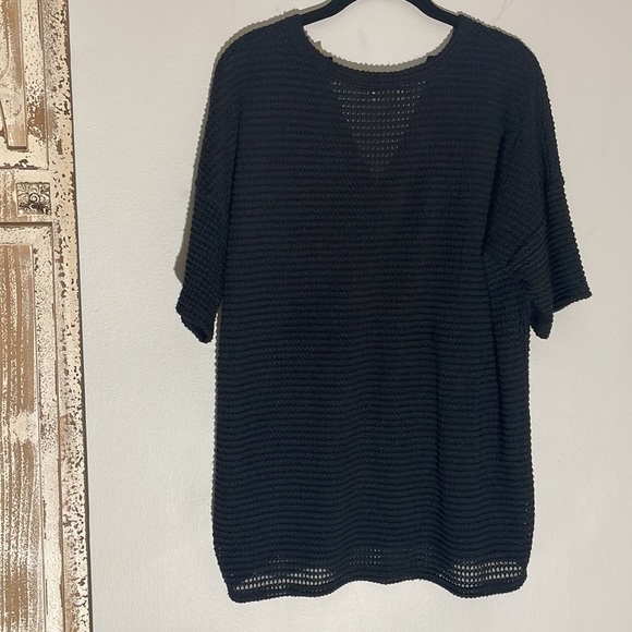 BLACK OPEN KNIT POCKET TEE - Picture 3 of 3